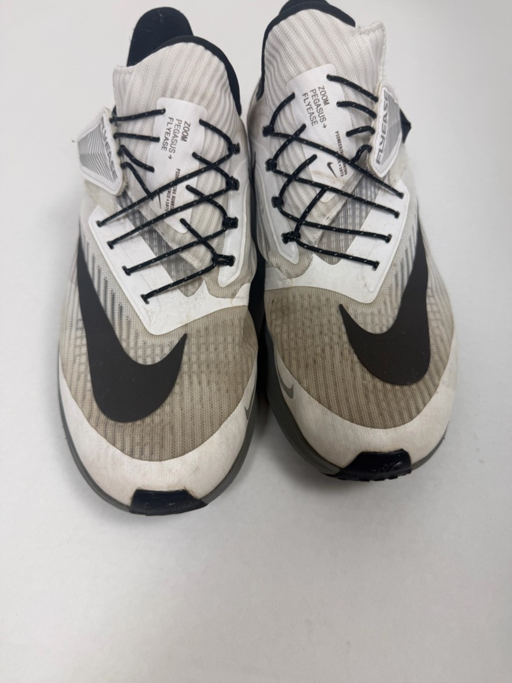 Nike Men's White and Black Athletic Running Shoes with Tan Accents